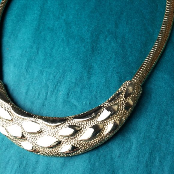 2/25$ Vintage Park lane bib texture metal gold tone necklace - Picture 3 of 6